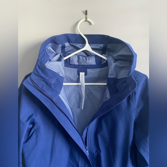 Size 4 blue Lululemon rain jacket - Picture 3 of 3